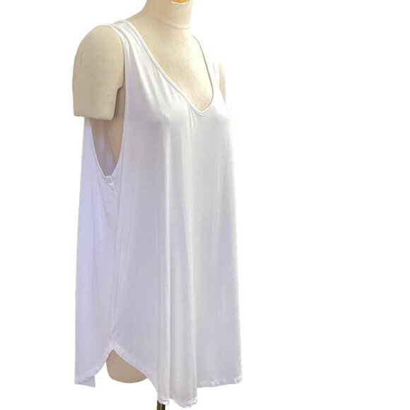 Torrid Super Soft Knits V-Neck Sleeveless Tank Top Sz 3 (22/24/3X) White #130M - Picture 2 of 7